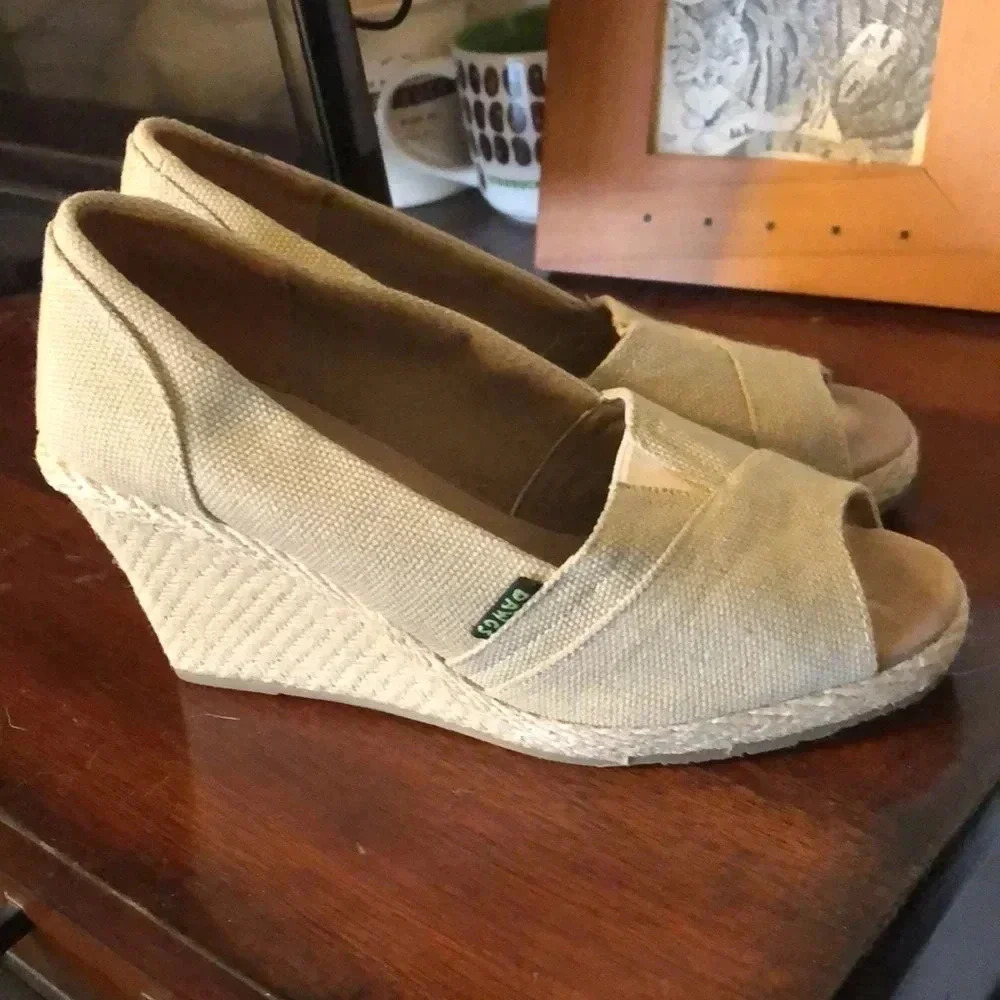 Gorgeous quality Beige espadrille wedges by Dawgs